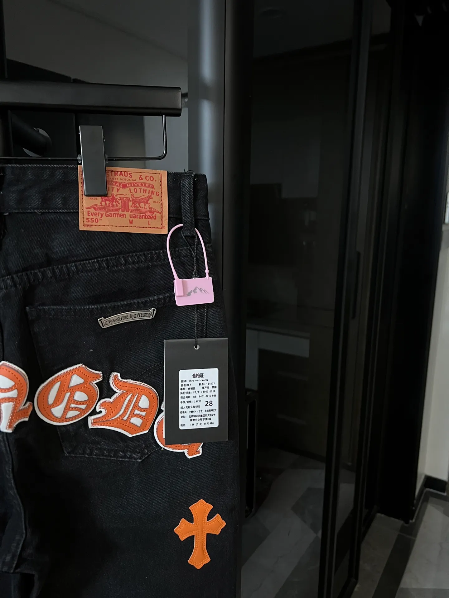 P260 [Next day] Chrome Hearts/Chrome Hearts CH Hong Kong City Limited Series Sanskrit Cross Patch Leather Jeans (Black) Black and Orange Color - Hong Kong Limited Fashion players, Chrome Hearts Hong Kong City Limited Jeans are now available!  The unique color scheme is like the intertwining of vitality and romance of Hong Kong. The three-dimensional letters between the hips seem to tell the story of the city. The customized hardware, the three-dimensional and thick cross stamens, and the hand-cut leather washers make the details full of luxury.  Handcrafted and made of environmentally friendly materials, comfort and quality coexist. Owning it is not only an outfit, but also a status symbol. Globally limited edition, don’t miss it.  Size: 28 30 32 34 (corresponding to s-xl) Detailed size can be found in Figure 9